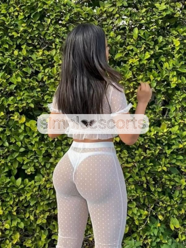 956568985 NICOLL, VENEZOLANA. 19 años.