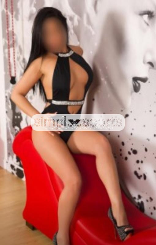 986686246 ARACELY . 21 años