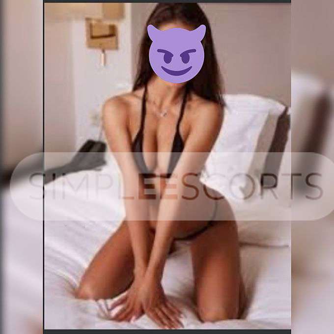 954942734 Katy tu reina en la cama