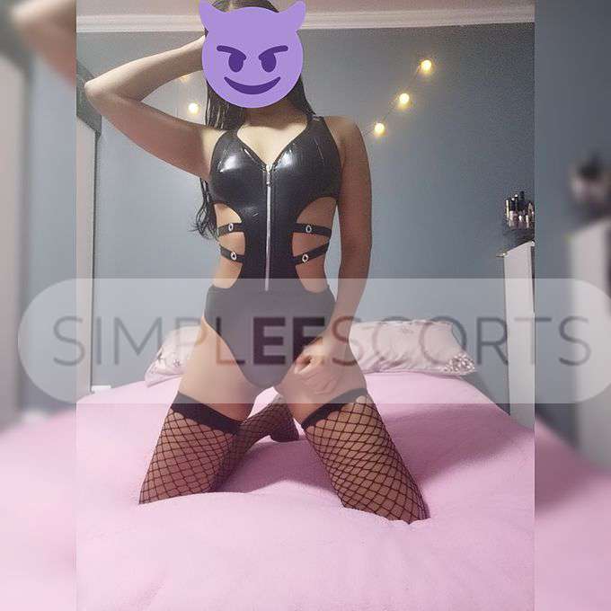 954942734 Katy tu reina en la cama