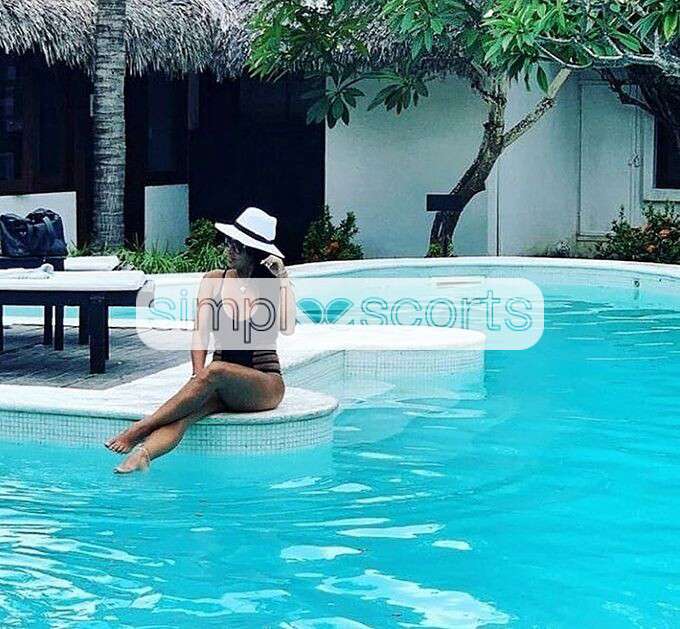 3773997656 un fondoschiena mozzafiato e bellissima sorpresa sempre carica tra le gambe,