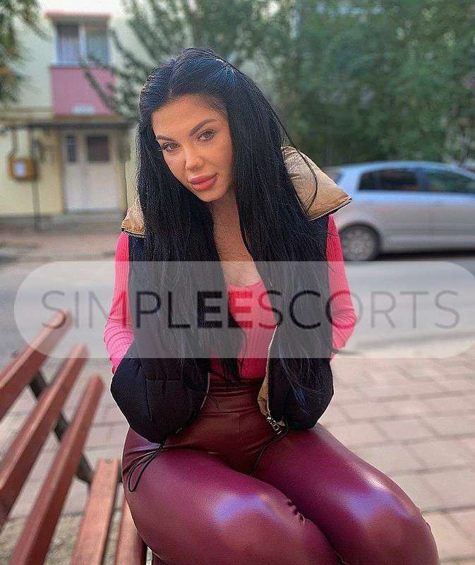 07950277460 British seductive high profile party women Bianca lives in Birmingham.