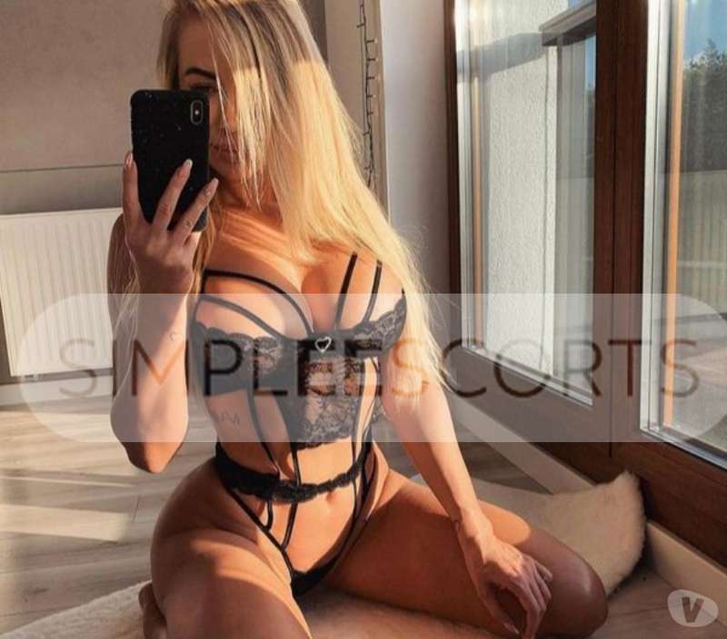 07404465569 Supergirl Chloe is a horny and juicy pussy babe